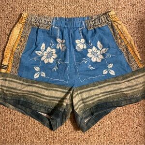 URBAN OUTFITTERS - KIMCHI BLUE FLOWER SHORTS